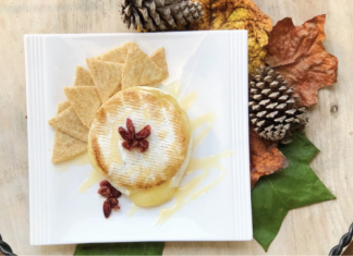 Image: A baked brie wheel with crackers