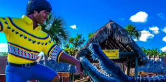 The Miccosukee Indian Village: A Miami Must See! Image: A sculpture depicting a Miccosukee man with an alligator at the entrance to the Miccosukee Indian Village