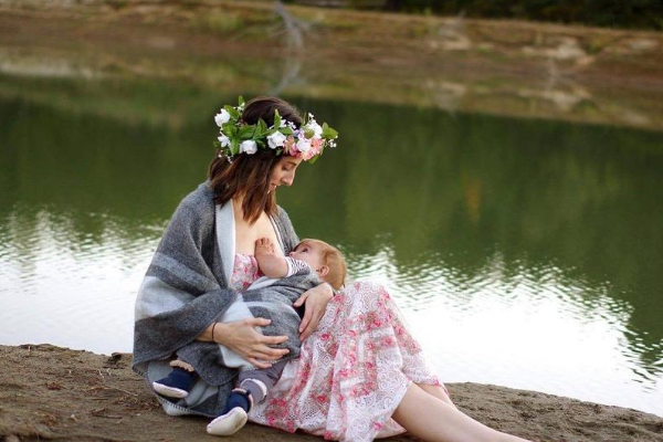 Image: A mom breastfeeding her baby