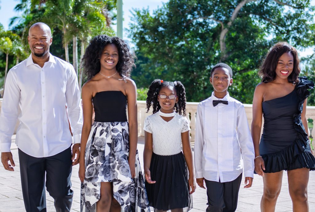 Holiday Family Photo Shoot: How to Make It a Positive Experience Sharonda Stewart Contributor Miami Mom Collective