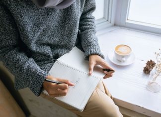 Mujer sentada y escribiendo en un diario (Me convertí en mamá y quise replantear mi profesión Karla Camacho Contributor Miami Mom Collective)