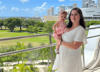 Rachel and her daughter at Frost Science, with the Miami skyline behind them