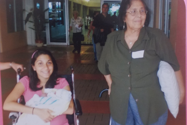 Image: A new mom leaving the hospital with her newborn