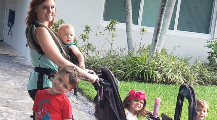 Image: A mom out for a walk with 4 kids