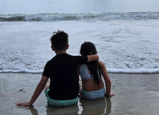 Image: Kids sitting on the beach