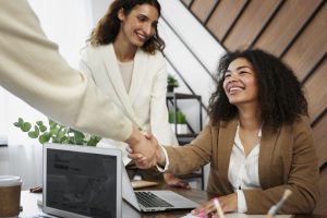 Image: Coworkers shake hands