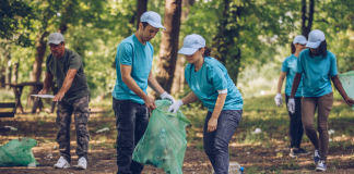 Image: Volunteers clean up trash