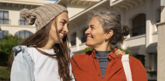 Image: A mom with her teenaged daughter