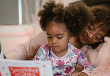 Image: A mom shares a book with her daughter