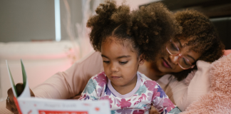 Image: A mom shares a book with her daughter