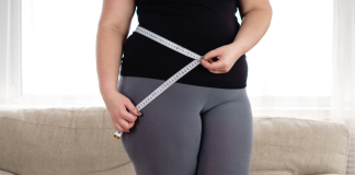 Eating: “I’m Doing Everything Right and Still Not Seeing Results” Image: A woman measures her waist