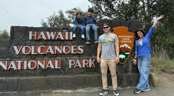 Image: A family at the entrance to Hawaii-Volcanoes National Park